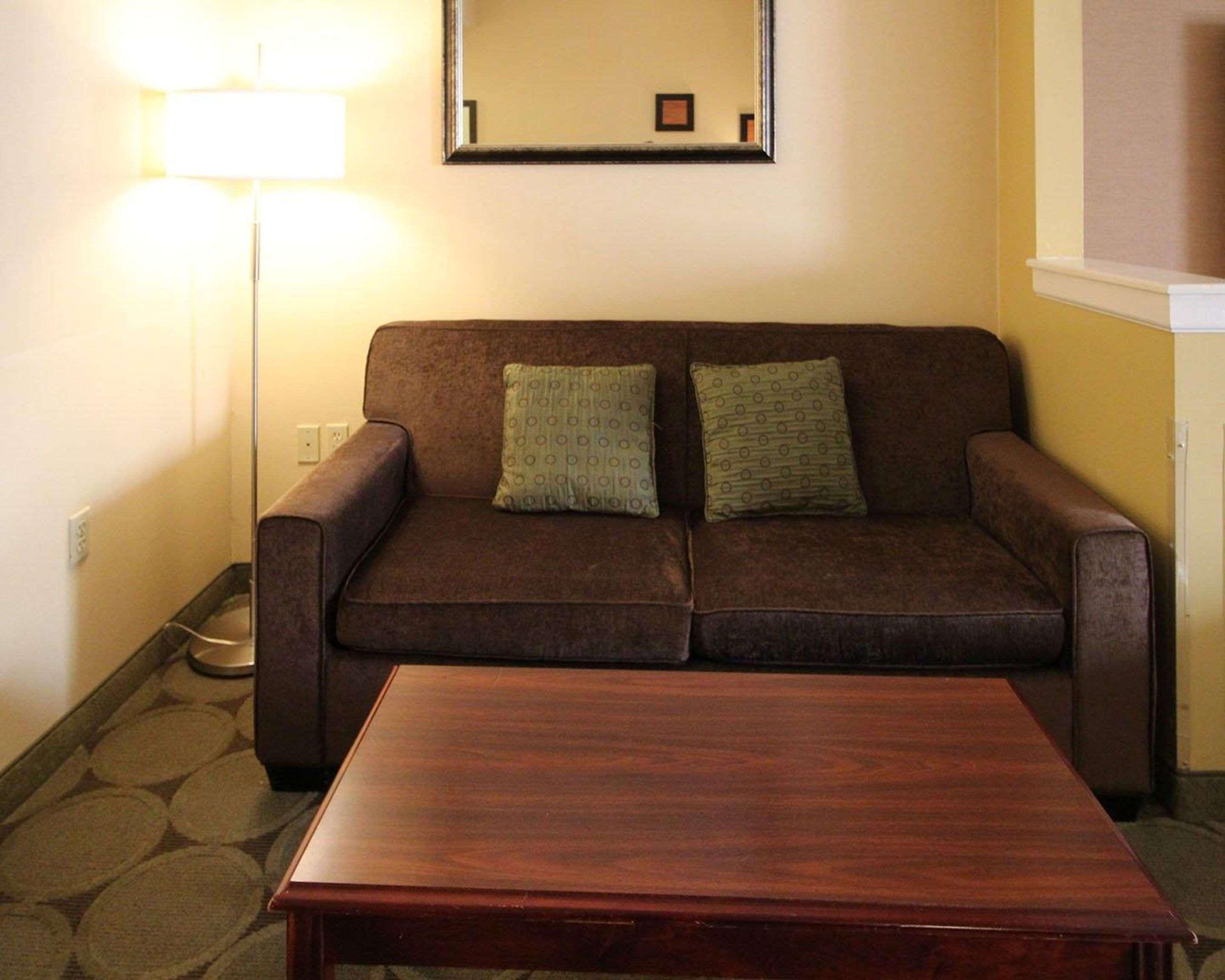 Comfort Suites Near University North Brunswick Zewnętrze zdjęcie